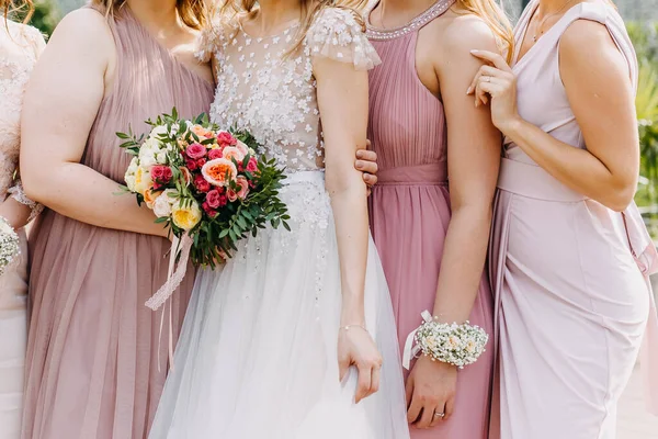 新娘和伴娘手里拿着美丽的结婚花束 — 图库照片