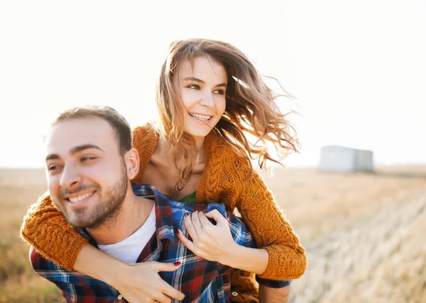 Mooi Jong Paar Tijd Doorbrengen Samen Buiten — Stockfoto