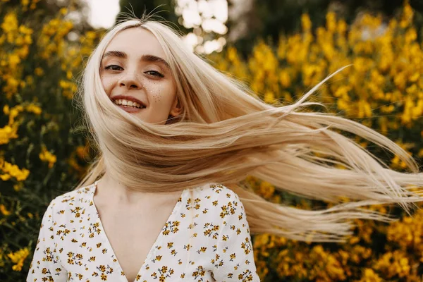 Retrato Hermosa Mujer Joven Vestido Delante Arbusto Flores Amarillas Jardín — Foto de Stock