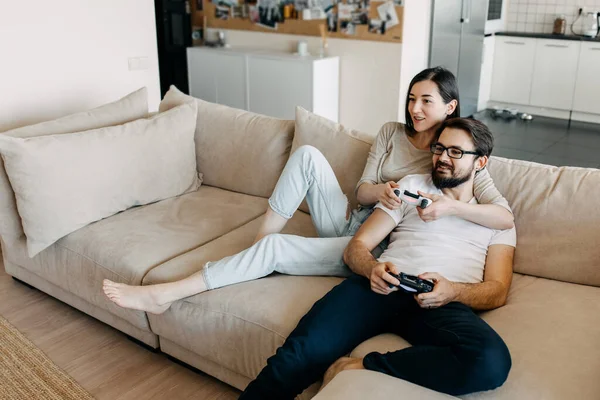 Belo Jovem Casal Jogar Jogos Vídeo Juntos Casa — Fotografia de Stock