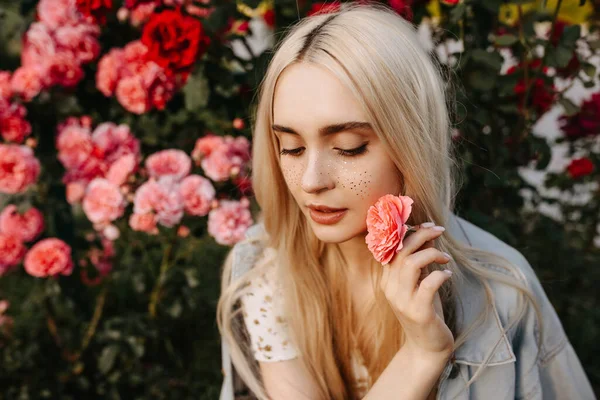 Retrato Hermosa Mujer Joven Vestido Con Flores Delante Rosas Arbusto — Foto de Stock