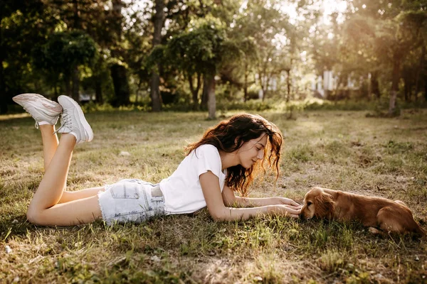 Vacker Ung Kvinna Med Sin Cocker Spaniel Valp Tillbringa Tid — Stockfoto