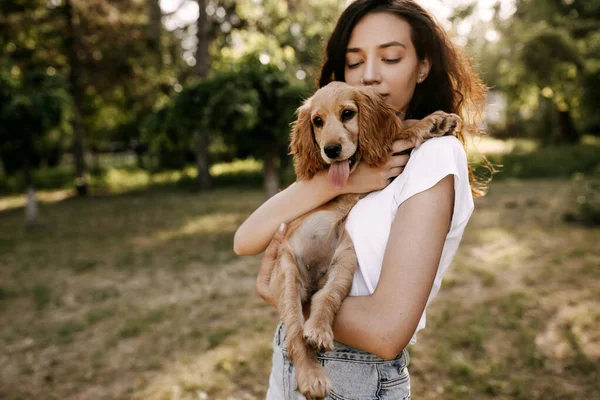 漂亮的年轻女子和她的猎狗小狗一起在公园里度过时光 — 图库照片