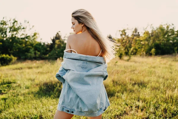 Portrait Belle Jeune Femme Robe Veste Denim Sur Prairie Verte — Photo