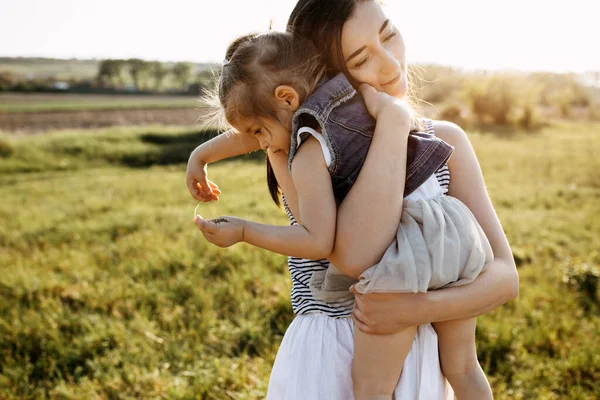 Mãe Filha Abraçando Passando Tempo Natureza Juntos — Fotografia de Stock