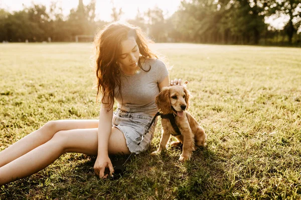 Bela Jovem Mulher Com Seu Cocker Spaniel Filhote Cachorro Passar — Fotografia de Stock