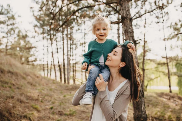 Mor Och Dotter Omfamnar Och Spenderar Tid Naturen Tillsammans — Stockfoto