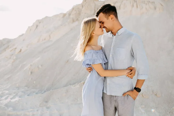 Mooi Jong Paar Omarmen Zand Steengroeve — Stockfoto