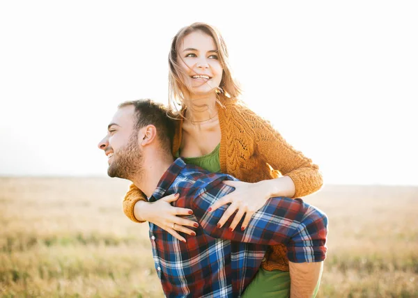 Mooi Jong Paar Tijd Doorbrengen Samen Buiten — Stockfoto