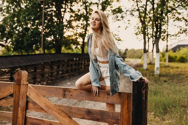 Portret Van Mooie Jonge Blonde Vrouw Houten Rustieke Hek Natuur — Stockfoto