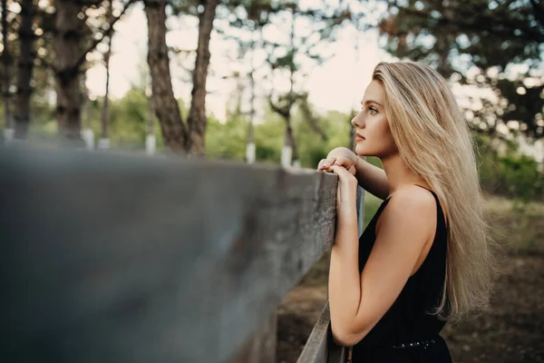 Porträtt Vacker Ung Blond Kvinna Svart Klänning Nära Rustika Trä — Stockfoto