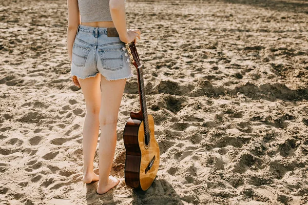Ořezaný Záběr Ženy Akustickou Kytarou Písečné Pláži — Stock fotografie