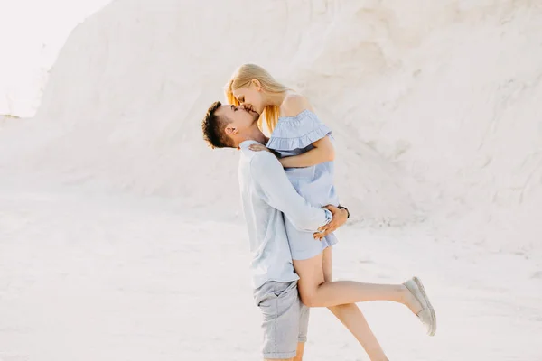 Beau Jeune Couple Amuser Ensemble Dans Carrière Sable — Photo