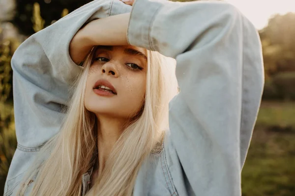 Retrato Hermosa Mujer Joven Chaqueta Mezclilla Naturaleza — Foto de Stock