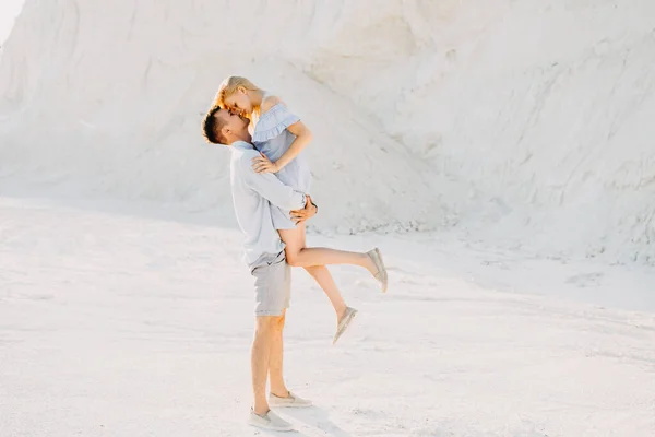 一对年轻貌美的夫妇在采石场玩得很开心 — 图库照片