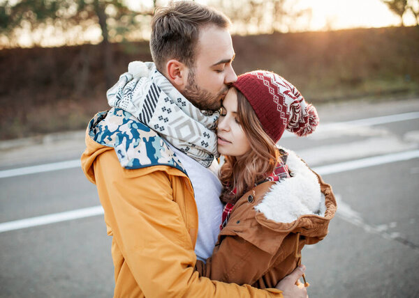 красивая молодая пара проводит время вместе на открытом воздухе