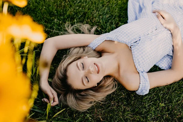 Portret Van Mooie Jonge Vrouw Zomer Jurk Groene Weide Met — Stockfoto