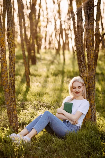 Retrato Hermosa Mujer Rubia Joven Leyendo Libro Mientras Está Sentado — Foto de Stock