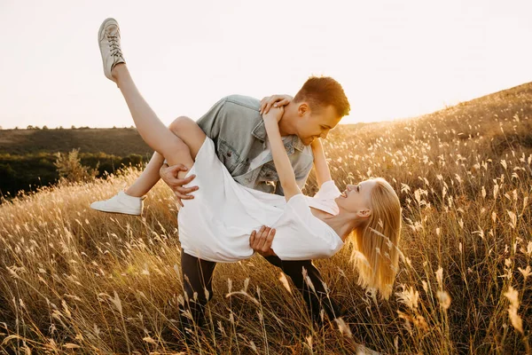 Belo Jovem Casal Natureza — Fotografia de Stock