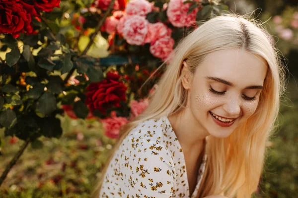 Portrait Beautiful Young Woman Dress Flowery Meadow — Stock Photo, Image