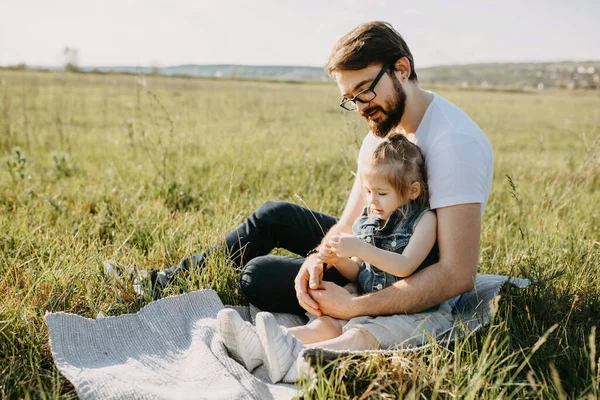 Gelukkig Vader Dochter Tijd Doorbrengen Samen Natuur — Stockfoto