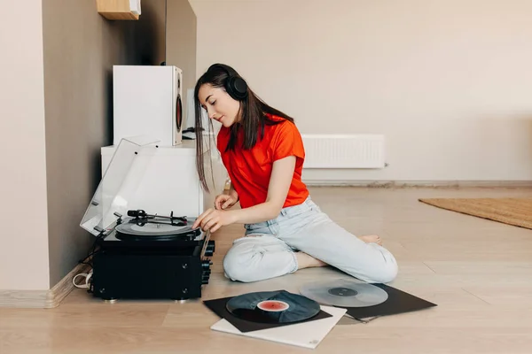 Hermosa Mujer Joven Escuchando Discos Vinilo Casa — Foto de Stock