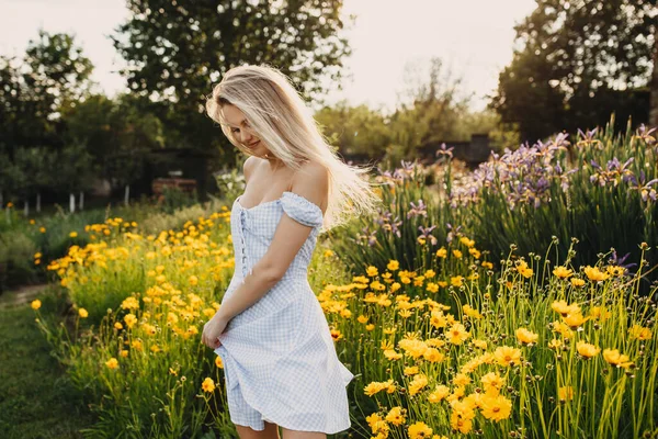 Portrét Krásné Mladé Ženy Letních Šatech Zelené Louce Žlutými Květy — Stock fotografie