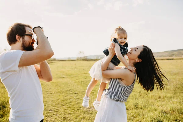 Glad Ung Familj Tillbringa Tid Och Bilder Naturen Tillsammans — Stockfoto