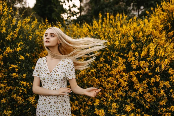 Portrét Krásné Mladé Ženy Šatech Před Žlutým Květinovým Keřem Zahradě — Stock fotografie