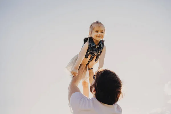 Счастливые Отец Дочь Играют Проводят Время Вместе Природе — стоковое фото