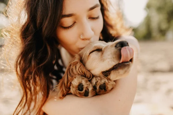 Belle Jeune Femme Avec Son Cocker Épagneul Chiot Passer Temps — Photo