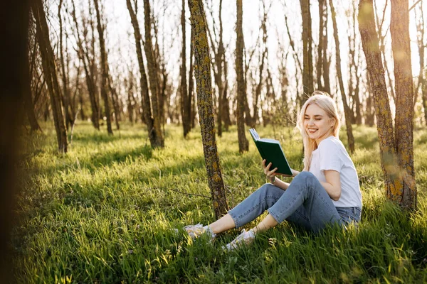 Πορτρέτο Του Όμορφη Νεαρή Ξανθιά Γυναίκα Ανάγνωση Βιβλίο Ενώ Κάθεται — Φωτογραφία Αρχείου
