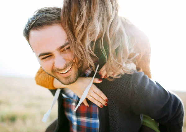 Güzel genç çift dışarıda birlikte vakit geçiriyorlar.