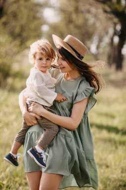 Güzel, mutlu anne ve oğul doğada birlikte vakit geçiriyorlar.