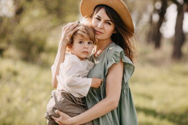 Güzel, mutlu anne ve oğul doğada birlikte vakit geçiriyorlar.