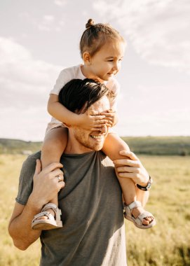 Baba ve kızı birlikte vakit geçirip doğayı sırtlanıyorlar.