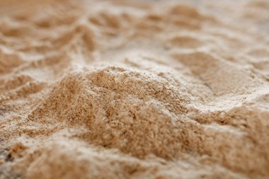 Tahta masadaki taze mısır unundan yakın çekim.