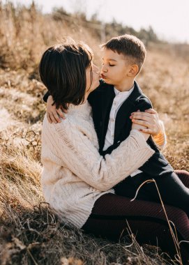 Güzel, mutlu anne ve oğul doğada birlikte vakit geçiriyorlar.