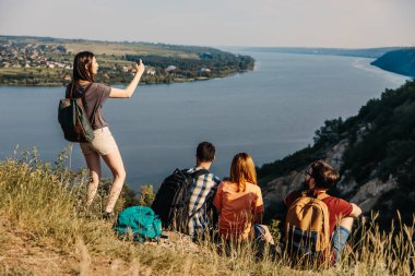 Bir grup arkadaş doğada birlikte vakit geçiriyorlar.