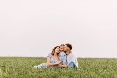 Güzel, genç bir aile doğada birlikte vakit geçiriyor.