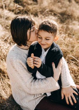 Güzel, mutlu anne ve oğul doğada birlikte vakit geçiriyorlar.