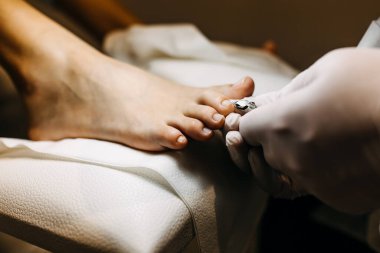 Güzellik salonundaki müşteriler için profesyonel pedikür prosedürünün yakın plan çekimi