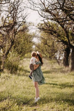 Güzel, mutlu anne ve oğul doğada birlikte vakit geçiriyorlar.