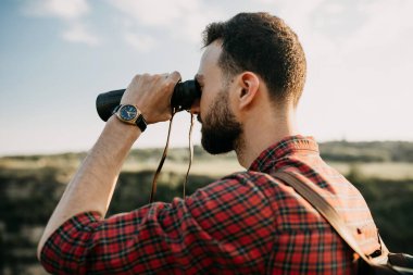 Yakışıklı bir gencin portresi.