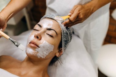 Müşteri için yüz işlemleri yaparken profesyonellerin yakın plan çekimleri