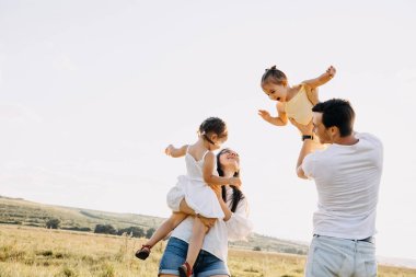 İki kızı olan genç ve güzel bir aile doğada birlikte vakit geçiriyorlar.