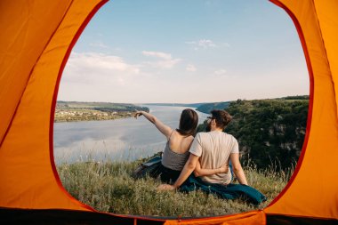 Güzel genç bir çift genç adam ve kadın birlikte doğada vakit geçiriyorlar.