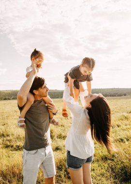 İki kızı olan genç ve güzel bir aile doğada birlikte vakit geçiriyorlar.