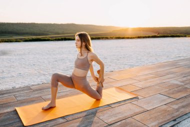 pratik Yoga açık havada güzel genç kadın