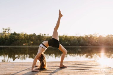 pratik Yoga açık havada güzel genç kadın